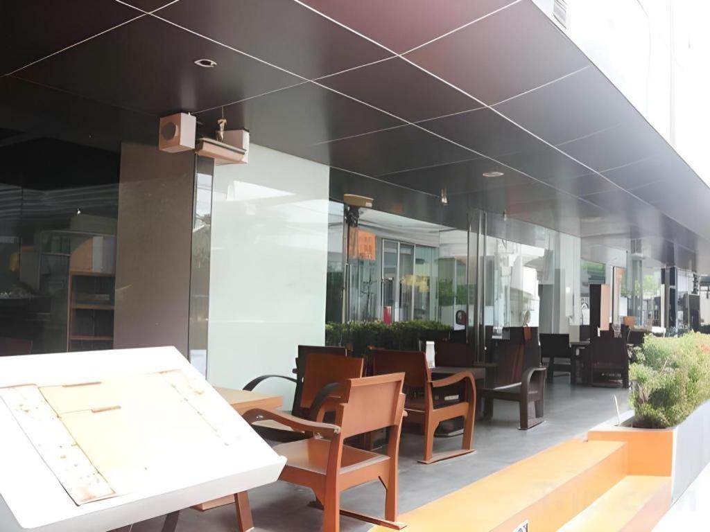 The Heritage Silom Hotel Bangkok Exterior foto