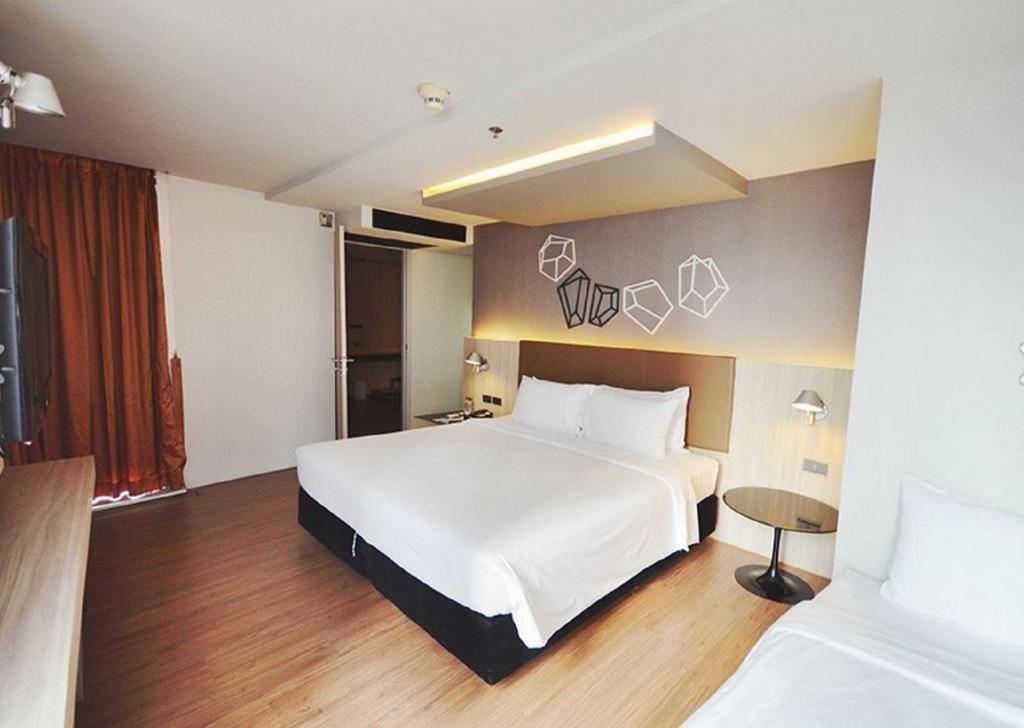 The Heritage Silom Hotel Bangkok Exterior foto