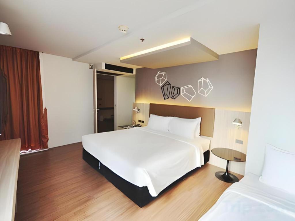 The Heritage Silom Hotel Bangkok Exterior foto